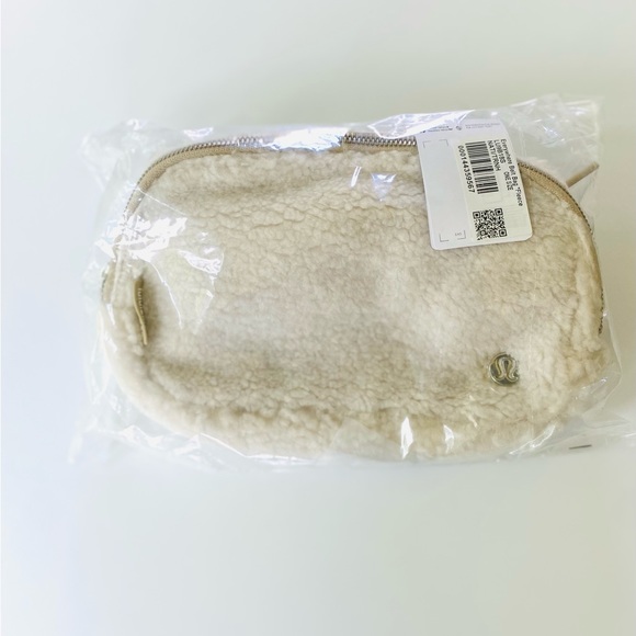 Lululemon Everywhere Fleece Belt Bag - Picture 2 of 5